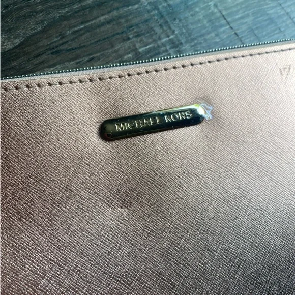 Michael Kors ombré clutch with metal tassel NWT - Picture 3 of 9